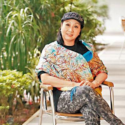 她踢过成龙、打过洪金宝, 骂的星爷不敢说话, 如今却无戏可拍