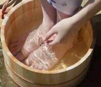 睡前泡脚撒一把这个, 十年湿气全无, 肚子也平了!