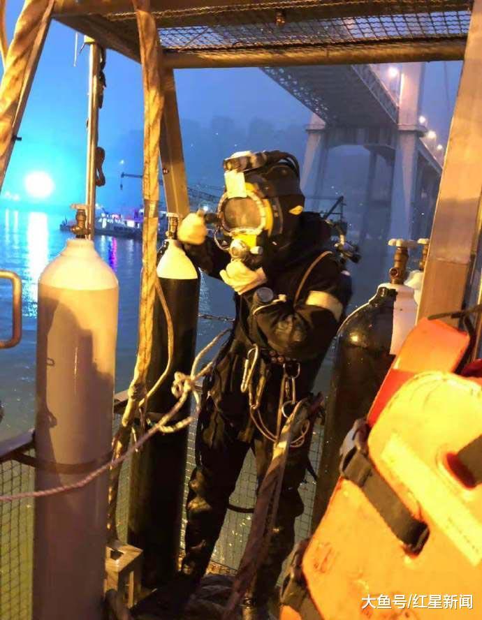 重庆万州公交车救援: 在水下30米处发现第三具遇难者遗体