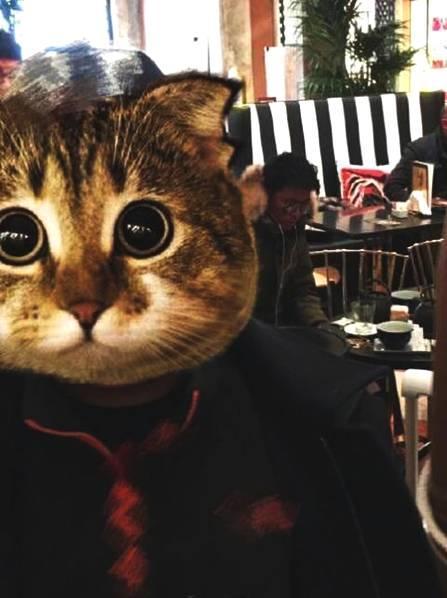 王宝强陪父母逛街买衣服 有说有笑其乐融融