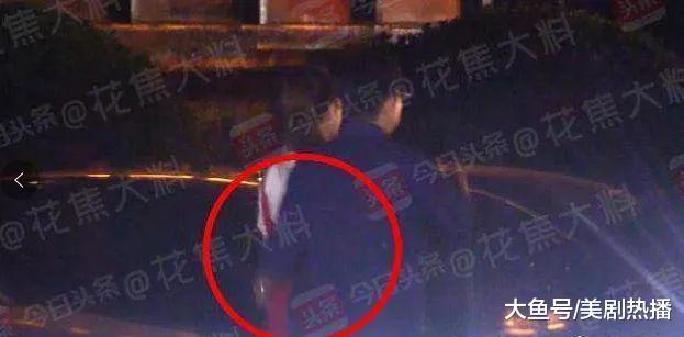 风波后王岳伦李湘亮相机场, 一个紧牵女儿手, 一个低头大步向前走