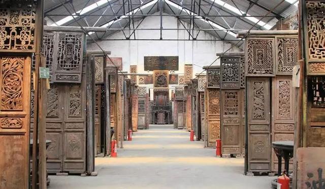 成龙带一群人飞重庆拜访一家博物馆 打开门的瞬间被“惊艳”到了