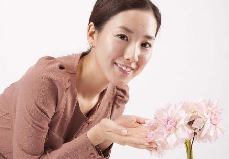 女性如何才能减缓自己的衰老呢? 那你不妨试试这3种方法