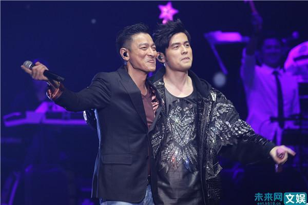 天王见天王 刘德华惊喜助阵周杰伦演唱会粉丝激动尖叫