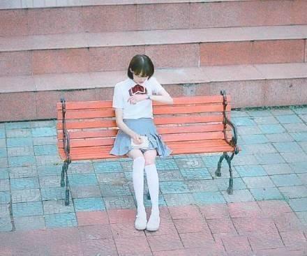 郑爽和关晓彤同穿校服短裙, 网友称光看腿就赢了