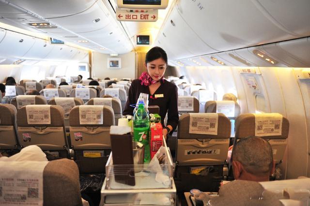 东航空姐与潘玮柏分享同款皮箱被曝恋情 长相清甜身材傲人