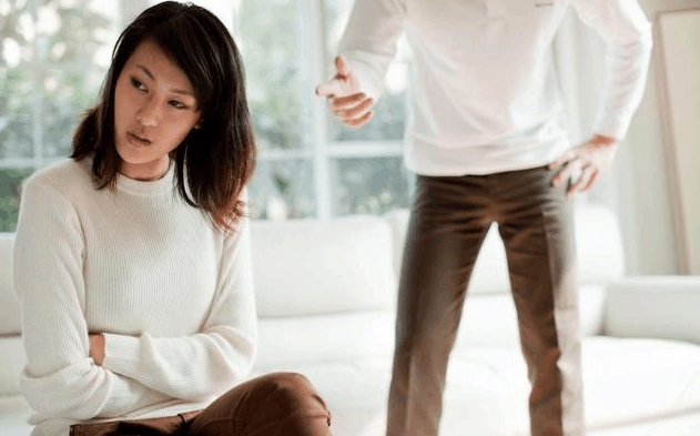 “妻管严”男子酒后楼道内去世, 女友痛哭说: 是我对不起你啊!