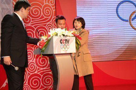 他曾是央视名嘴敢于“实话实说”, 因妻子当众爆丑闻从此一落千丈