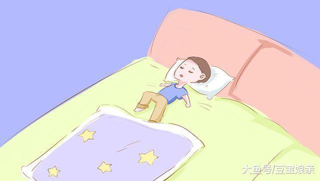 宝宝睡觉喜欢蹬被子? 穿得厚不是办法, 一招轻松解决