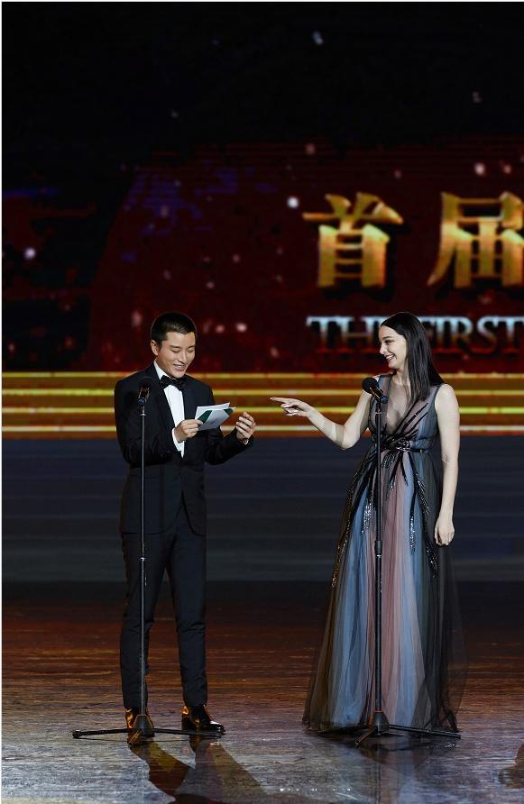 贾乃亮携手北极星小姐姐, 共同现身, 粉丝: 走出了男人伟岸的样子