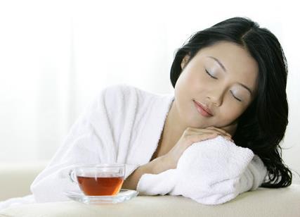 女人“痛经”时, 喝红糖水有用吗? 答案未必如你所想, 别再搞错了