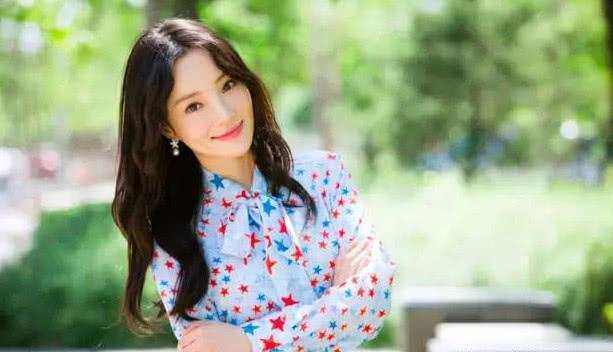 李小璐街头现身, 大热天吩咐助理挪共享单车, 自己远远一旁观看