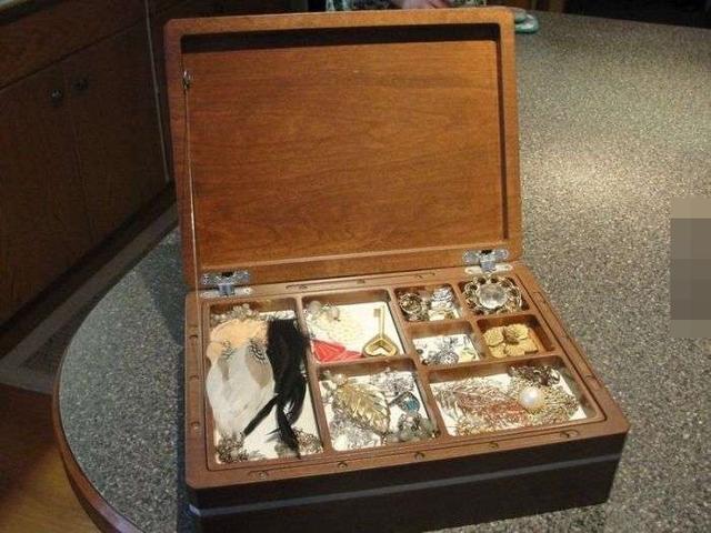 女生收到两把心形钥匙还以为是装饰品, 7个月后才知道真正用途