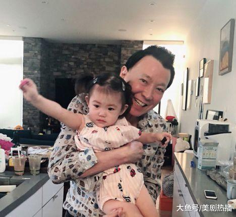 陈冠希女儿近照曝光萌翻网友, 被赞灵气十足像极了父亲!