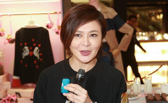 关之琳年过半百女神依旧 谈“刘嘉玲虚报年龄”: 我没留意