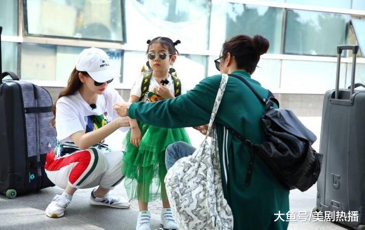 戚薇一家三口现身机场, 女儿正面照初曝光! 原来是在带娃录节目!