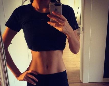 具荷拉前男友被警方发逮捕令! 曾用大尺度视频威胁, 逼前女友下跪