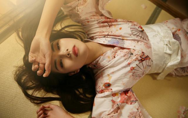 女人这五个动作, 是在赤裸裸的撩你!