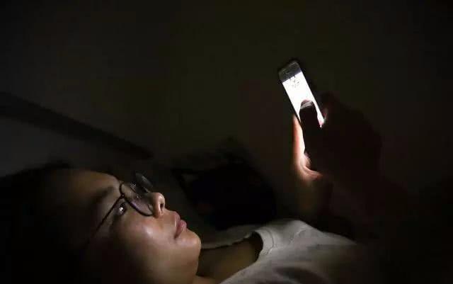 睡前常看手机的人, 只要出现这4个"表现", 可能是肝脏