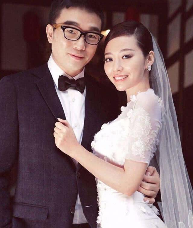 张靓颖新恋情疑曝光 深夜和帅哥去酒吧还牵手