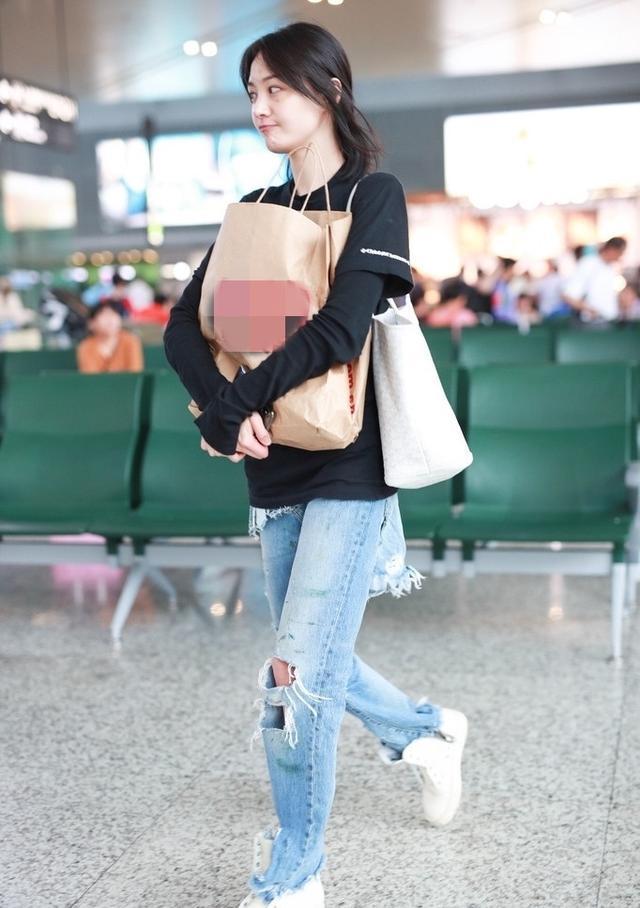 郑爽素面朝天放飞自我, 脸上痘印清晰可见, 表情不断实在可爱