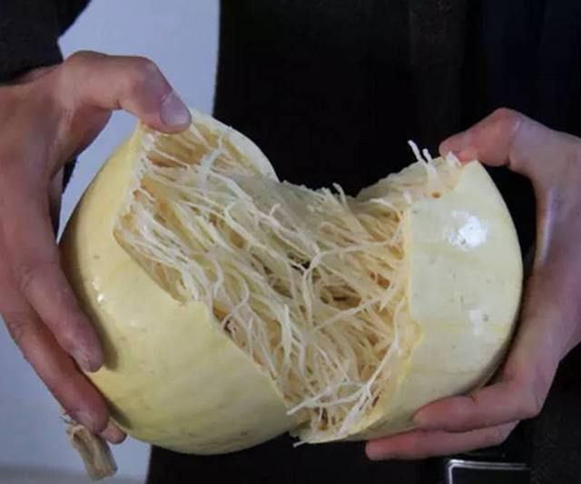 男子和女友约会时买了俩甜瓜, 掰开之后看到一堆面条, 大呼赚大了