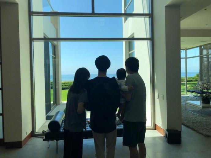 庾澄庆晒一家四口背影照 坦言: 当爸才知道多操心