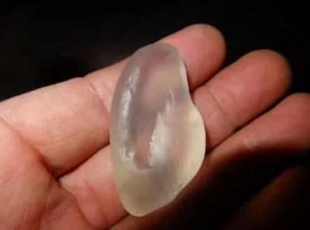 男子海边散步, 捡到“一滴水”, 好奇放嘴里一尝, 结果悲剧了