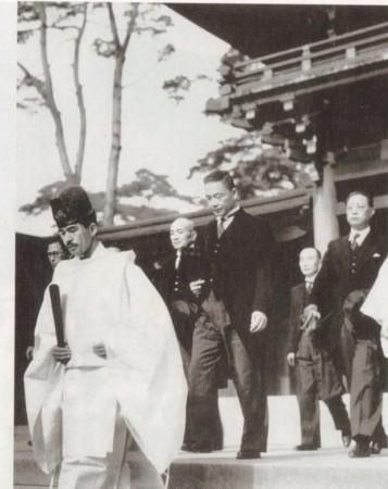 “慷慨歌燕市，从容作楚囚。
引