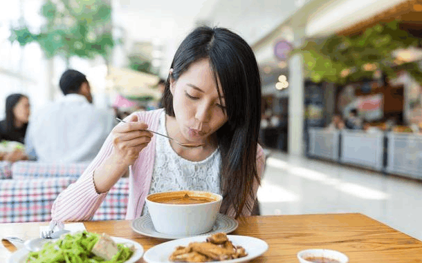 吃完饭后, 身体出现2种“症状”, 可能是肝不好了, 不妨自查一下