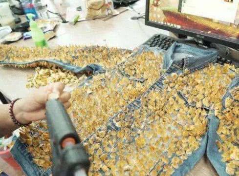 女子挤地铁为防咸猪手, 用榴莲角自制铠甲, 结果却让人感到意外