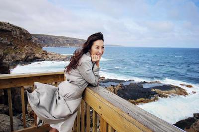 成龙的干妹妹, 离开豪门丈夫勇闯好莱坞, 今再嫁70岁的CEO