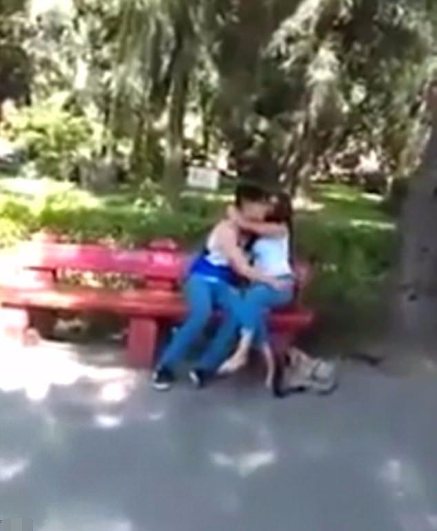 老爸见女儿男友和其他女孩玩暧昧, 当场拿起手机开直播, 结果扎心了