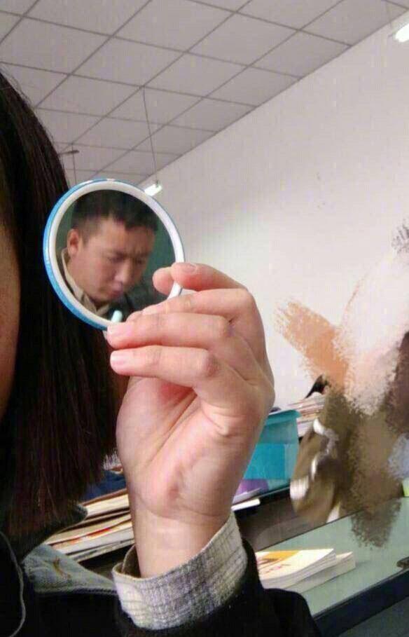 上课偷拍老师...确认过眼神, 你是要去罚站的人