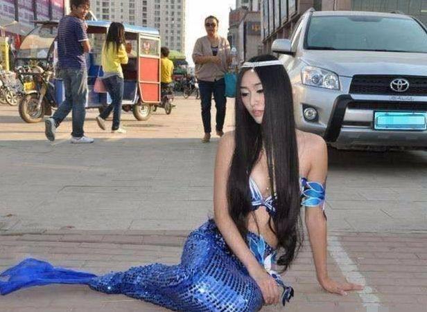 街头惊现人鱼女孩, 自称女娲转世, 真相让人哭笑不得