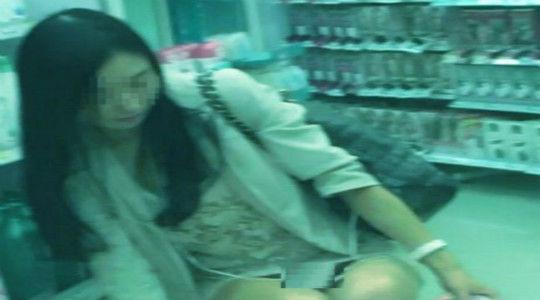 女子付账后欲离开却被保安拦下, 店员拿出监控后, 女子羞愧低头!