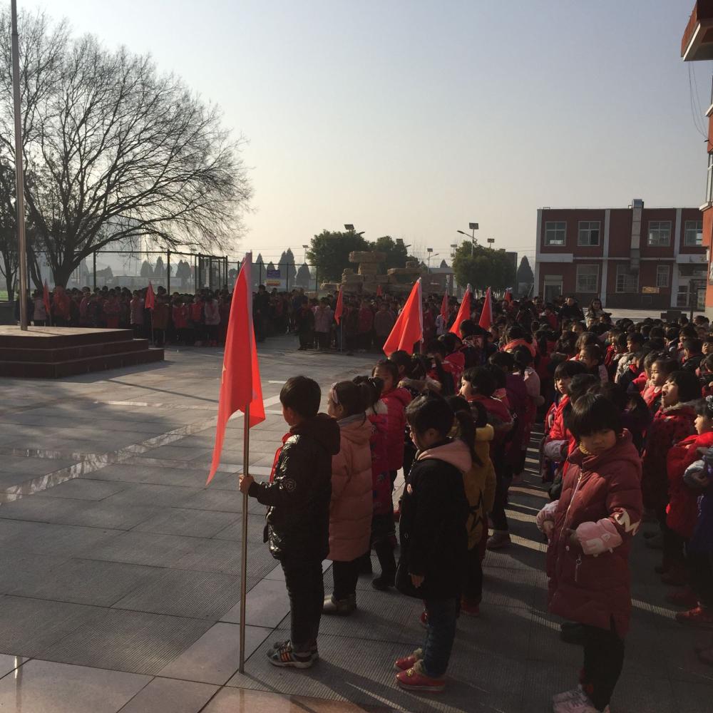 阜南田集镇中心小学举行"做一名诚实守信的小学生"的国旗下讲话