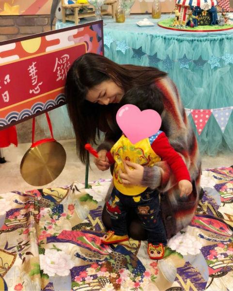 陈乔恩为陈妍希庆生 小星星近照罕见曝光