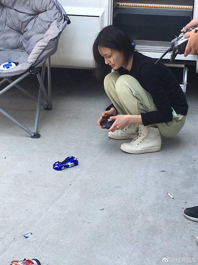为了操作好机器人, 郑爽蹲地上玩遥控赛车找手感, 敬业又认真!