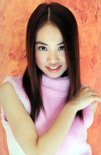 杨幂刚出道时和曾轶可长得如出一辙, 变化小的除了刘亦菲就是她了