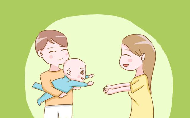 孩子出生时第一个抱的人很重要, 你家宝宝谁第一个抱?