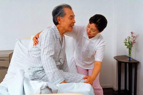 老人住院, 两个孝顺儿子来照顾, 查出是什么病后两人都不见了!