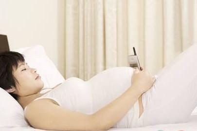 怀孕后准妈妈玩手机时, 胎宝会有什么感受? 你想过吗