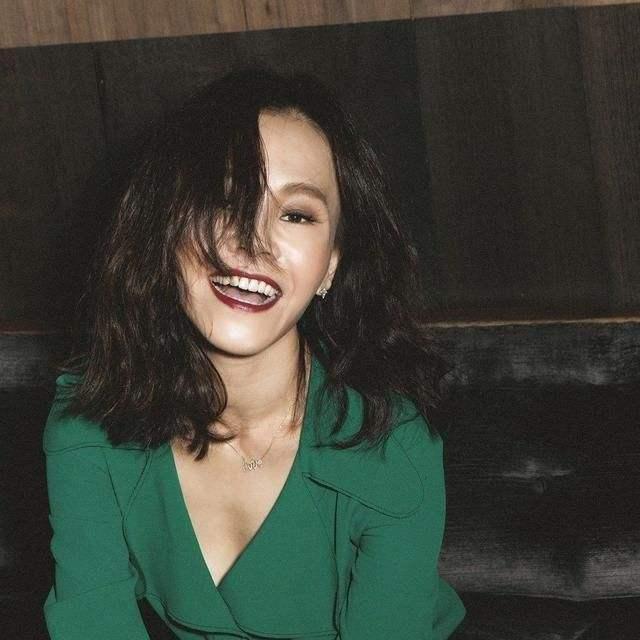 她是打败张惠妹的金曲歌后, 5岁丧父, 母亲改嫁, 曾上节目寻母