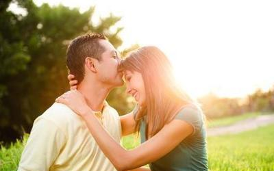 女人对男人动了情会有这3种样子, 是装不出来的!