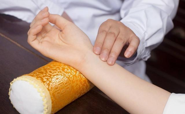 她每天用黄芪泡水喝, 半月后身体发生惊人的变化, 父母不敢相信