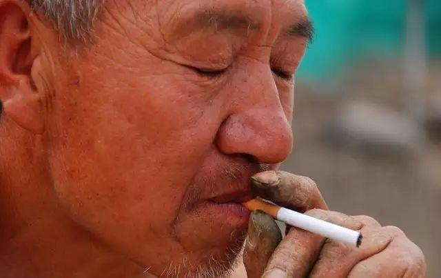 男人老不老, 这5个表现看了就知道, 尤其第1个, 一点都藏不住