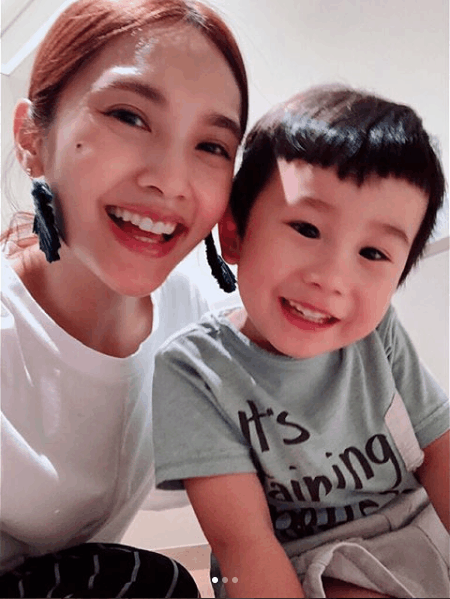 杨丞琳晒嘟嘴卖萌自拍照 与萌娃互动母性大发