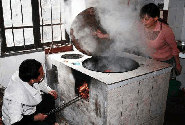 农村“土灶台”遭淘汰, 这种新式的, 干净卫生依旧吃到“柴火饭”!