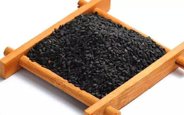 坚持喝“它”, 助你白发变黑发! 60岁的人, 却是30岁的肾